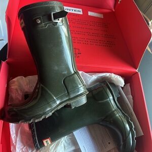 Hunter classic rain boot in dark green olive color
